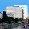 Abendstimmung beim Donaukanaltreiben in Wien, Hintergrund Raiffeisenlandesbank und Raiffeisenholding Wien