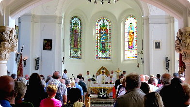 Die Bischöfe von Szombathely und Eisenstadt bei einer gemeinsamen Heiligen Messe in der St. Emmerichskirche in Inzenhof ...